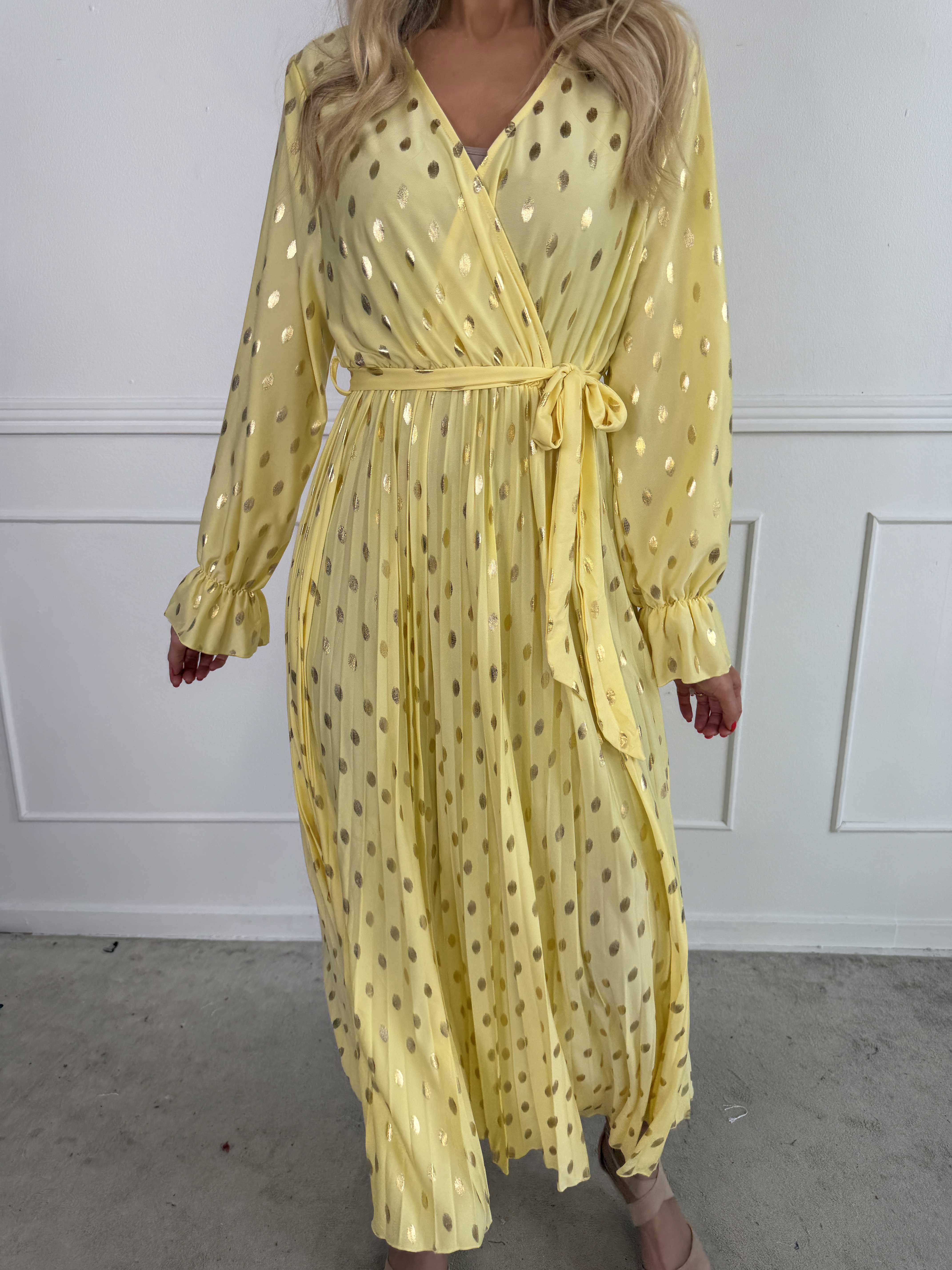 Silvija Dot - Lang elastisk kjole med guld dutter og plisseret skørt